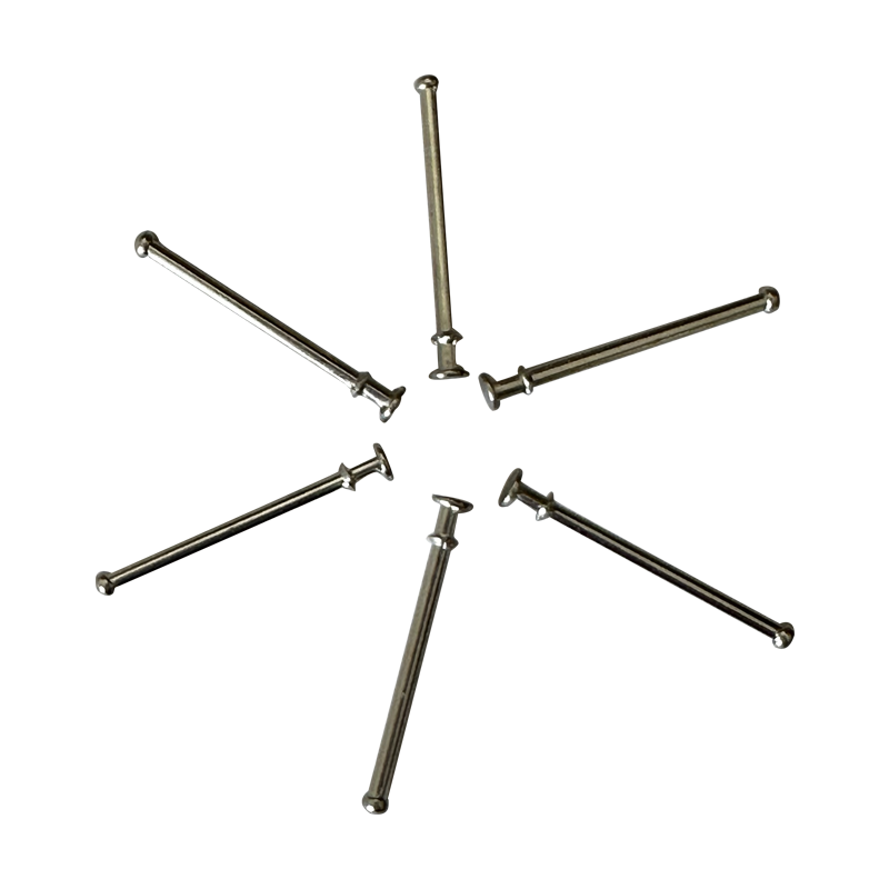 سوزن فلزی روی شانه مو